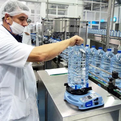 Vérification de la chaîne de production sur bouchons de bouteille PET pour eau minérale