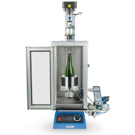 Pnömatik CombiCork test cihazı, şampanya şişesinin mantar tutacağına yükseltilmeye hazır şekilde yüklenmiş olduğu tüm sistem