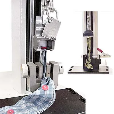 使用特定的夹具进行钮扣拉拔测试，以检测纺织品的附着质量