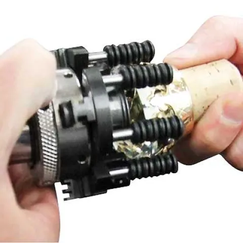 Mâm cặp và chuôi nút liên kết an toàn với nút chặn để mô phỏng tương tác của con người khi kéo và xoắn