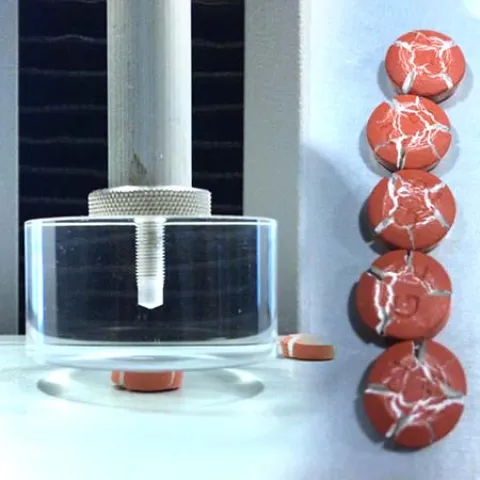 Teste de resistência ao esmagamento de comprimidos Pharma com uma sonda Perspex com amostras fraturadas