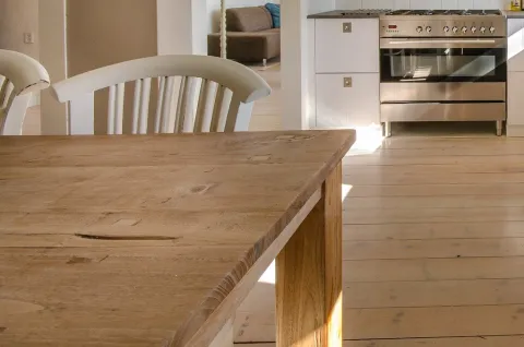 Laminate floors and solid wood tabletops are subjected to abrasion in day-to-day use. Scratch resistance and deterioration in appearance can be evaluated by the Martindale tester