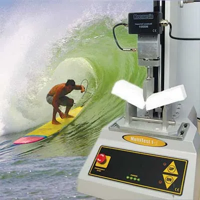 Prancha de surfe em uso e material de espuma sendo testado para resistência à flexão